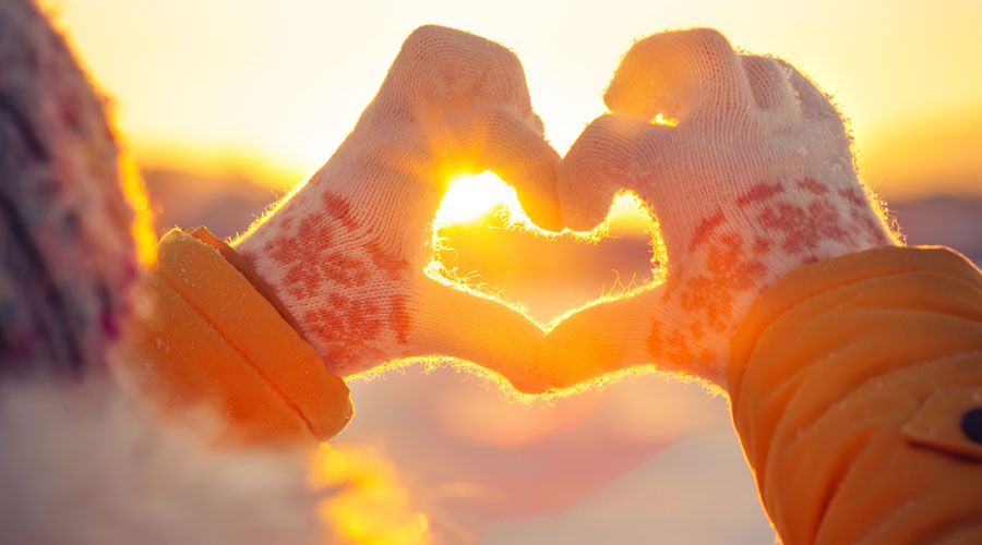 Tv&aring; h&auml;nder som bildar ett hj&auml;rta