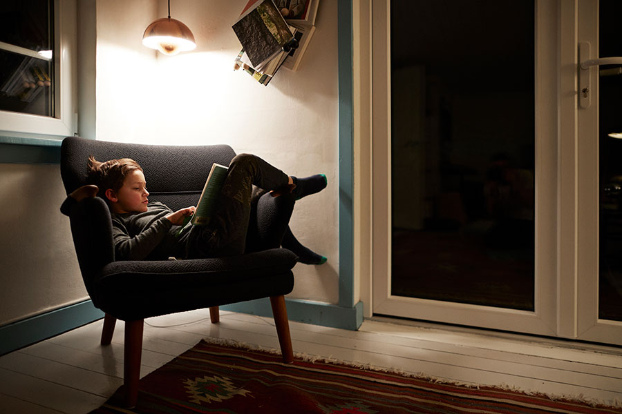 Ett barn som l&auml;ser