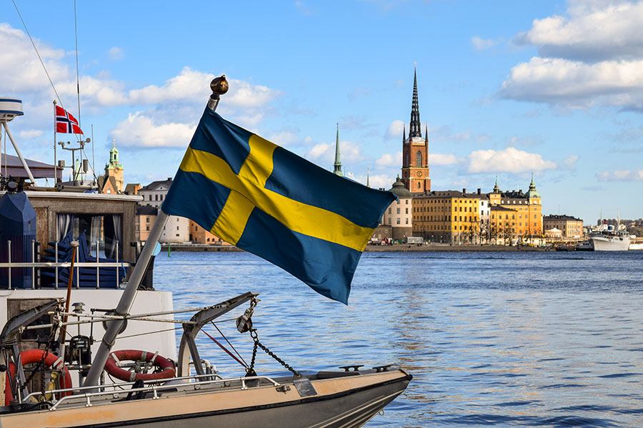 Sveriges flagga på en båt i Stockholm