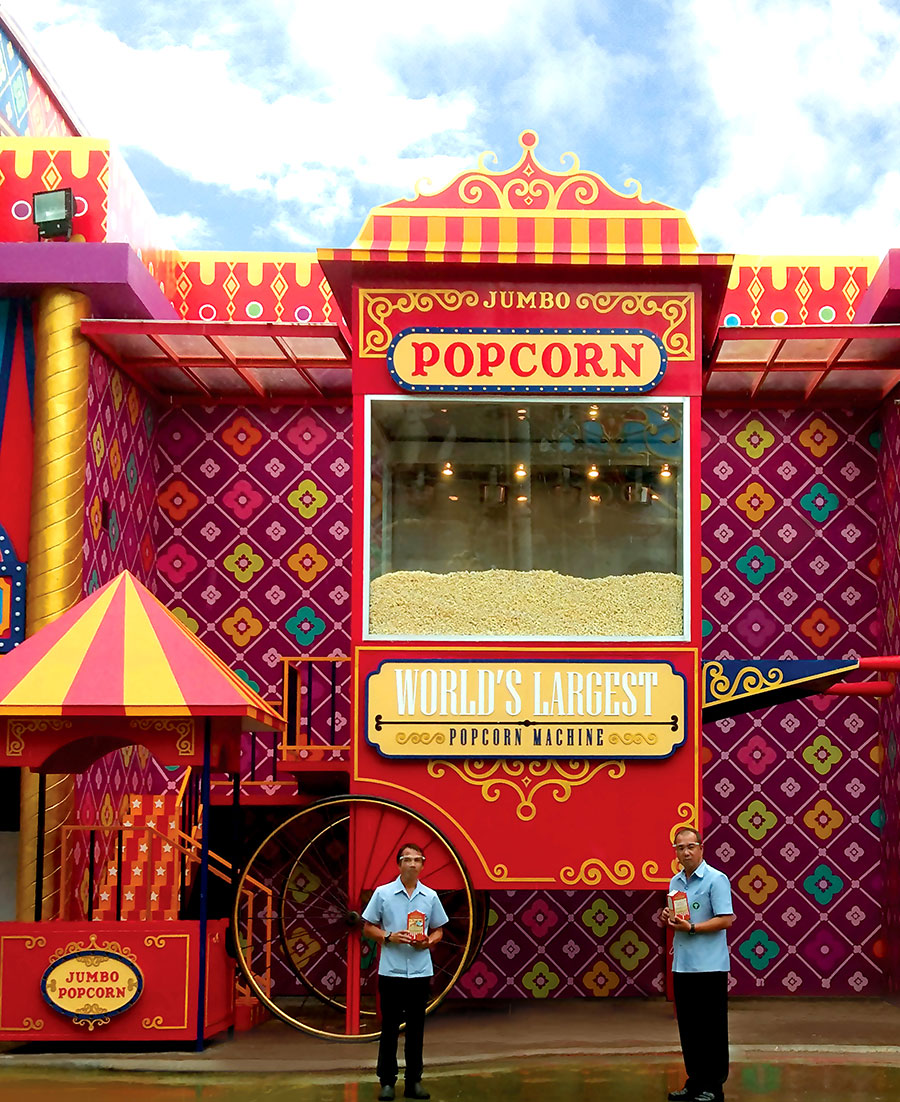 Largest-popcorn-machine-popcorn1Mar21.jpg