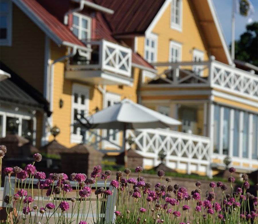 blommor-i-forgrund-ekerum-900x1024.jpg