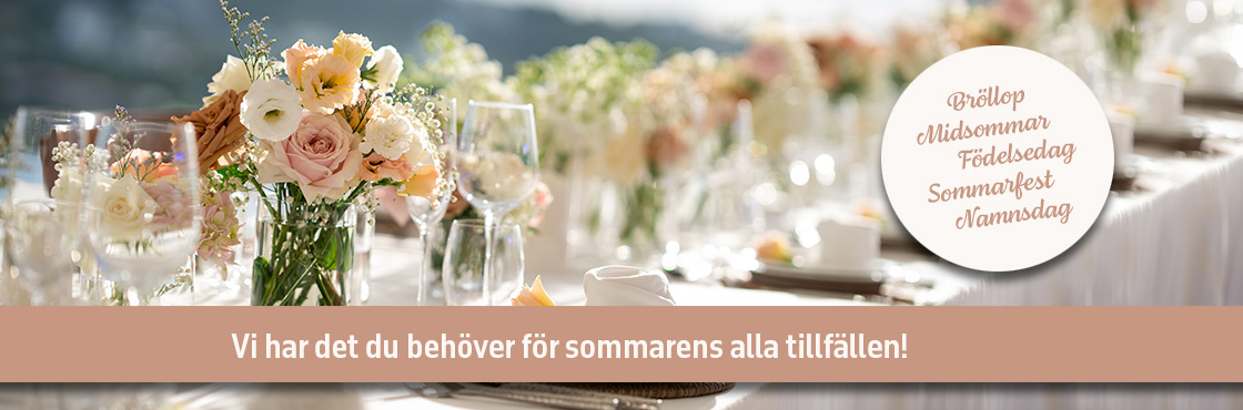 Ett bord är dukat inför sommaren fest